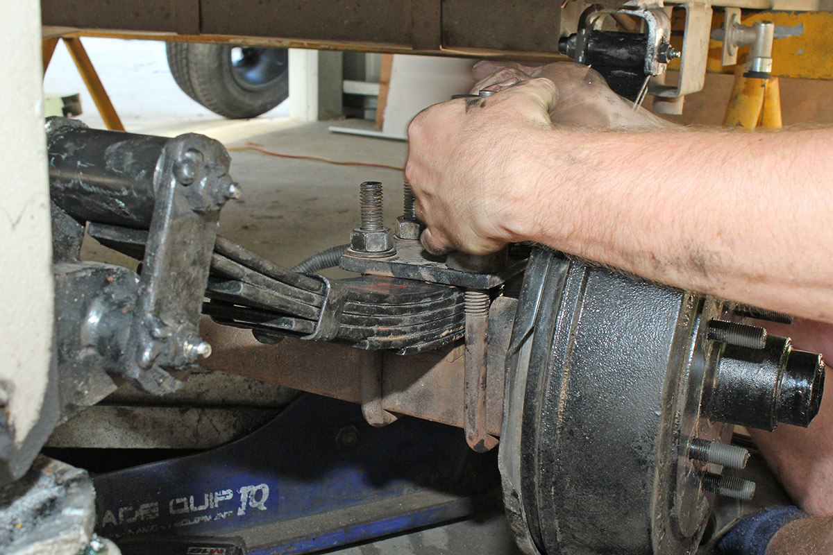 Securing the spring set to the axle with U-bolts
