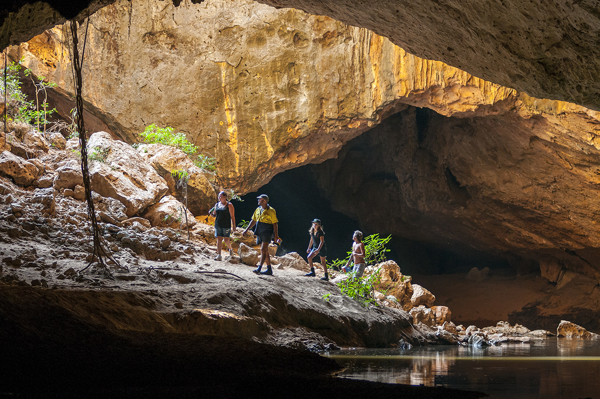 People-walking-in-the-cave-in-Tunnel-Creek