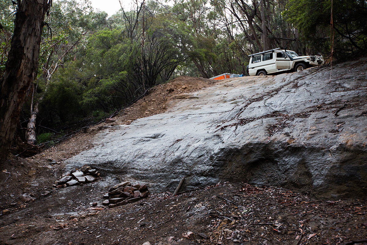 4WD-on-the-rocky-incline