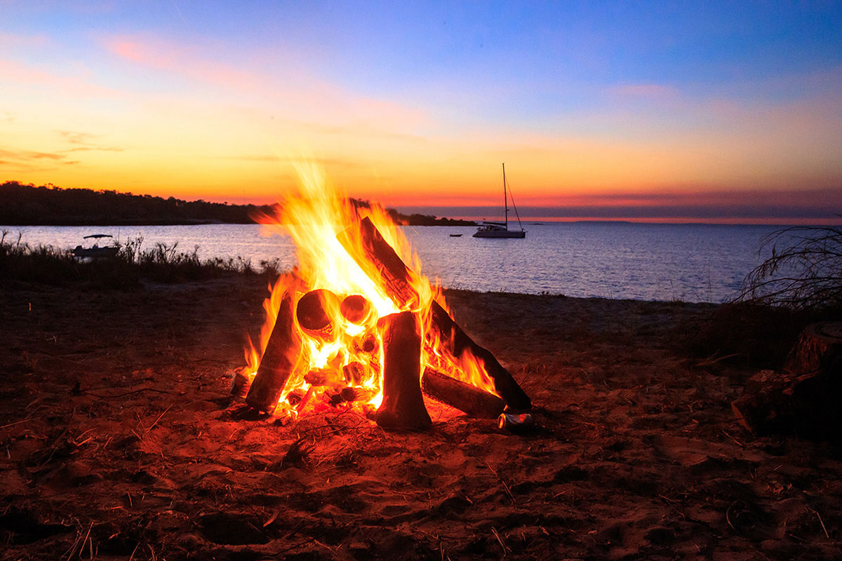 Campfire-at-the-beach-at-the-Gibb-River-Road