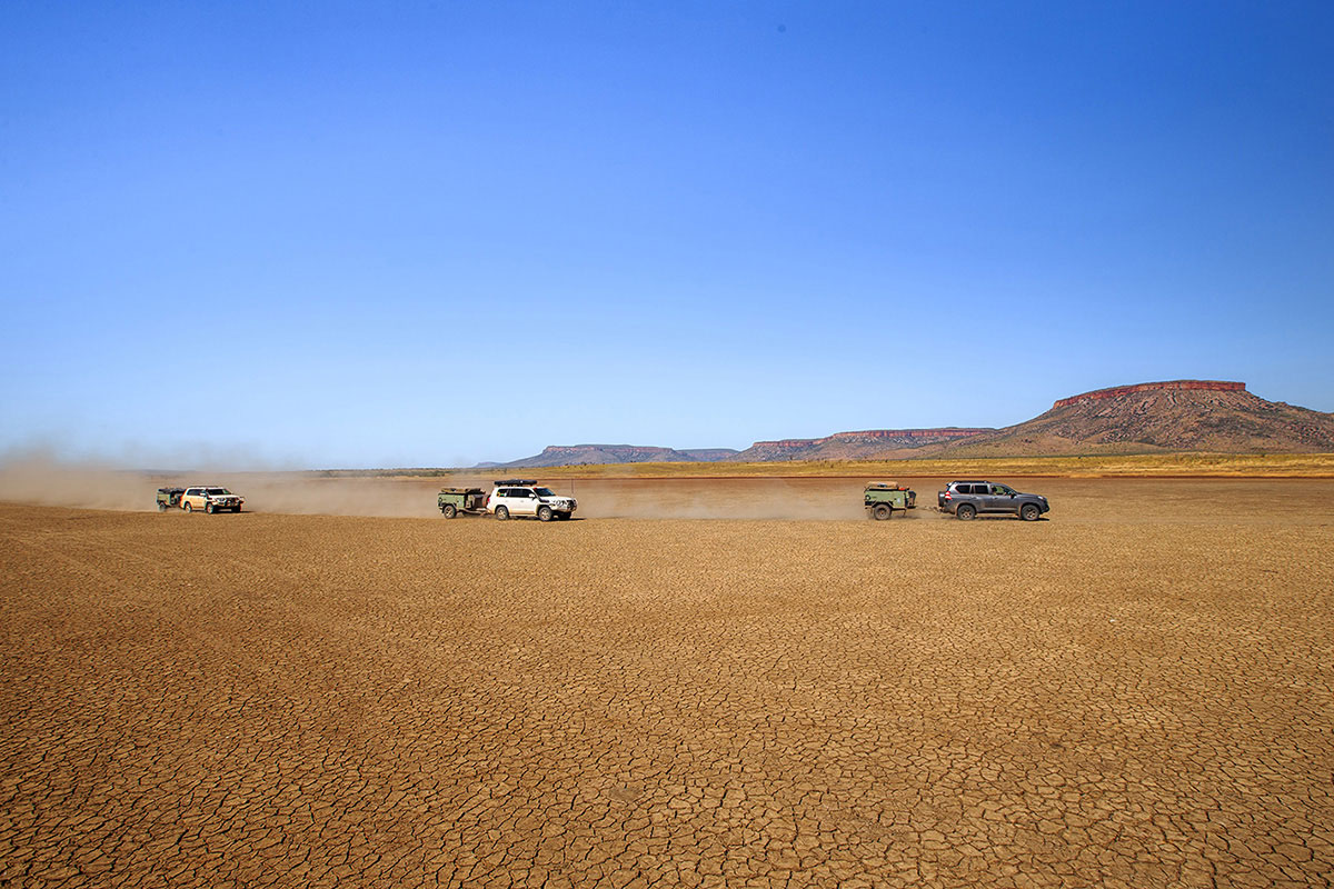 Cars-driving-and-towing-campers-in-the-desert-at-the-Gibb-RIver-Road