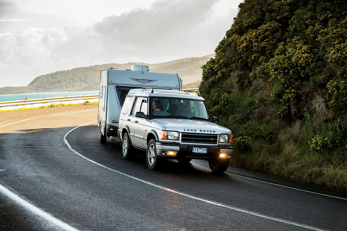 Land-Rover-towing-Jurgens-caravan