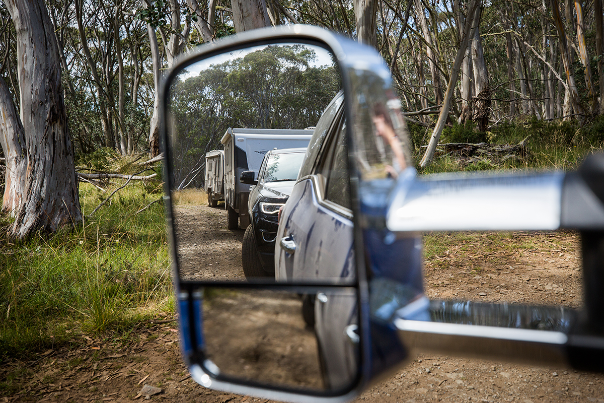 Caravan-convoy-in-clearview-mirrors