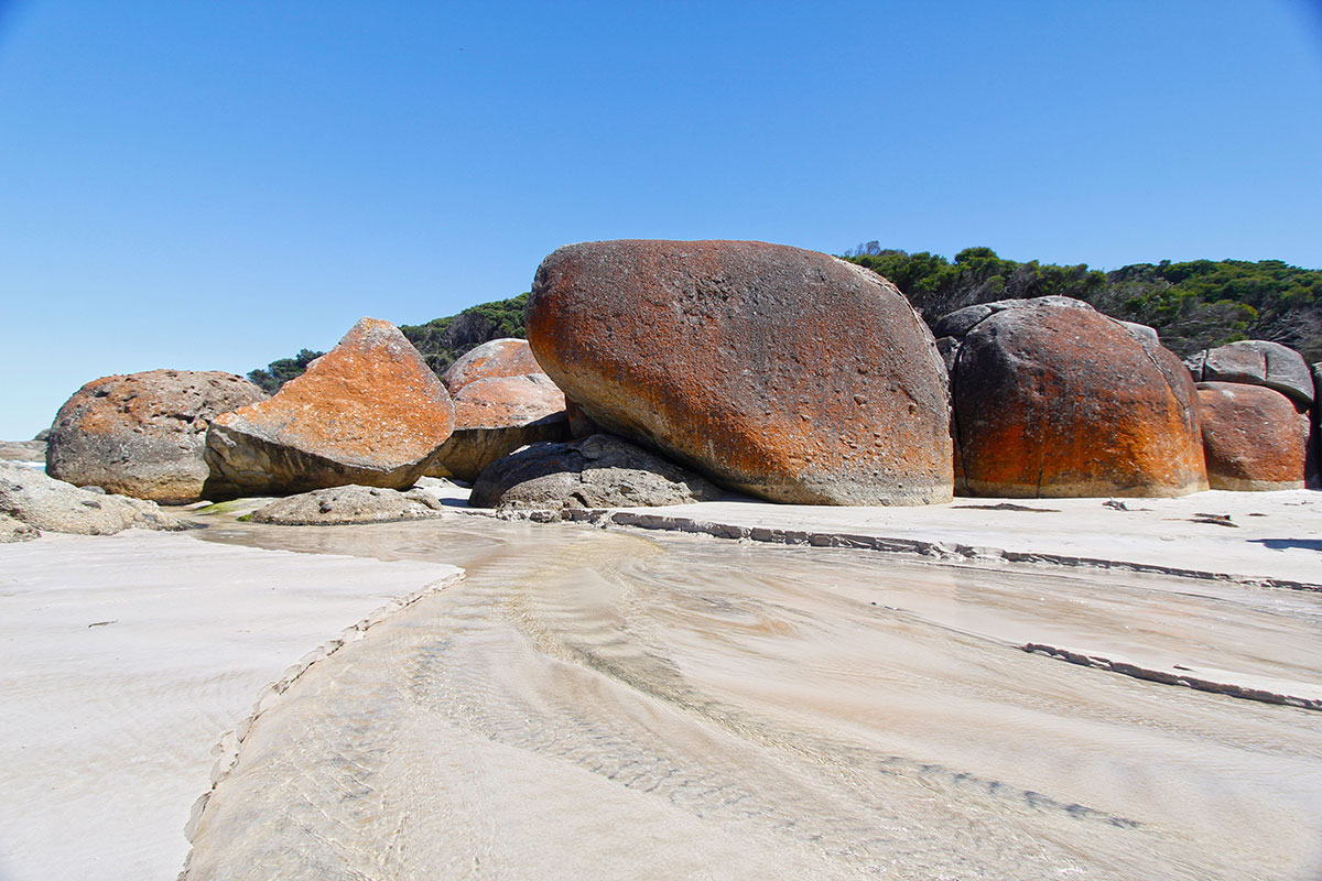 Granite-formations-at-the-end-of-Squeaky-Beach