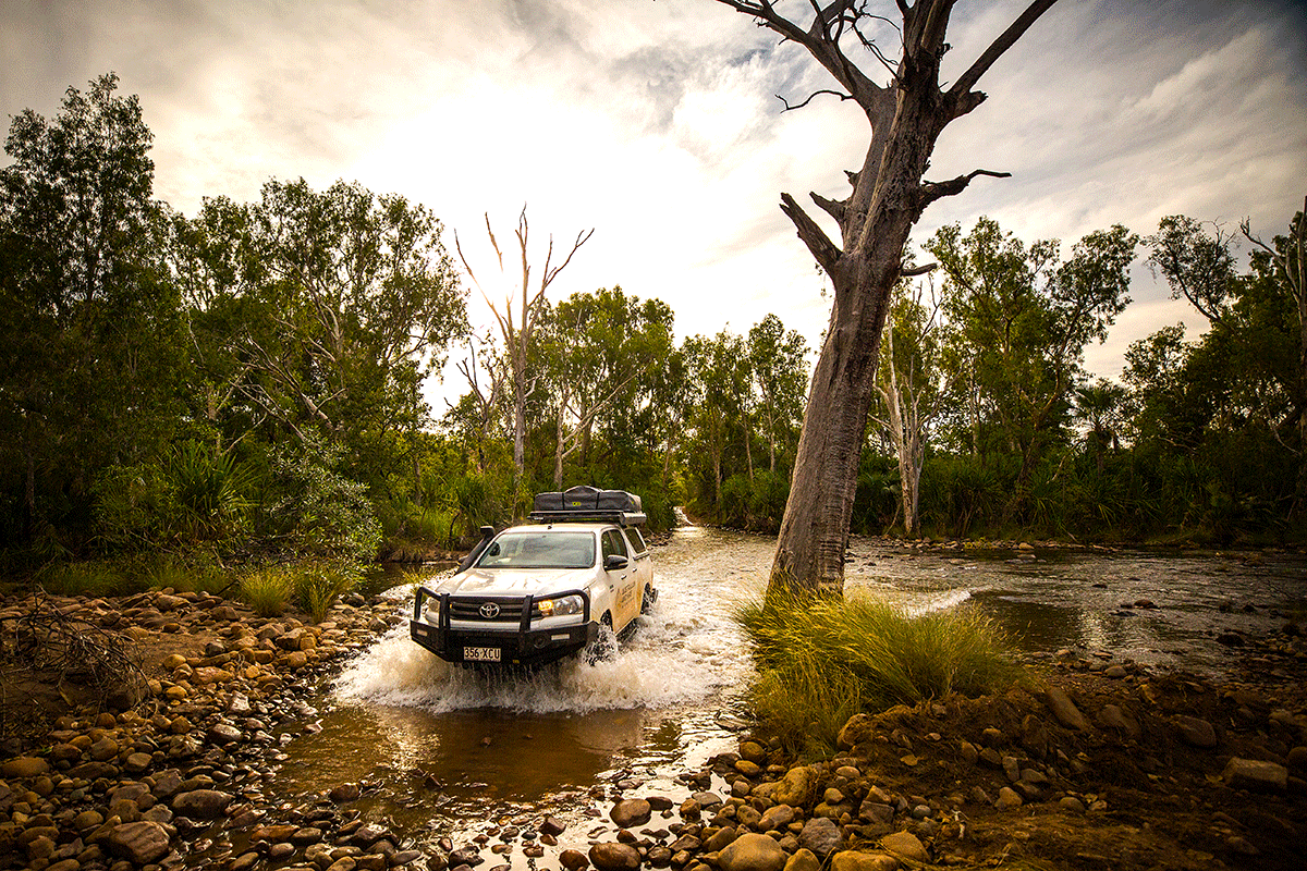 4WD-crossing-the-river-in-Kimberley