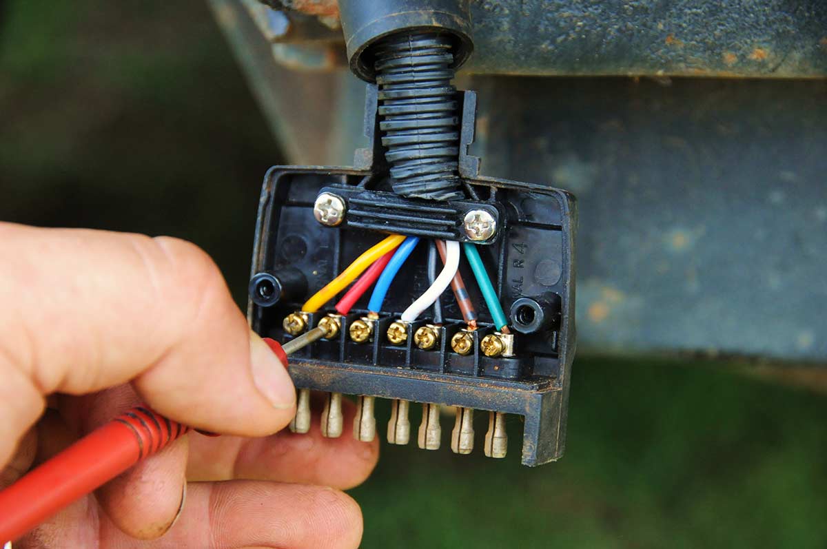 Reconnecting-the-battery-on-a-trailer-plug-2